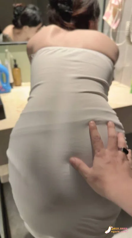 当着男友面带走邻居妹妹,回家卫生间激情一夜
