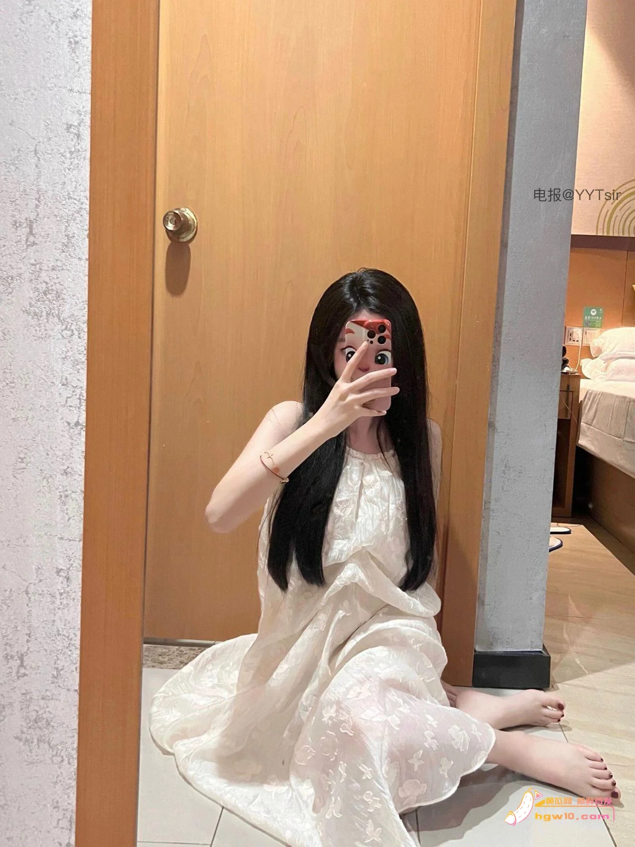 上海博主rran：高颜值与紧致身材的视觉魅力
