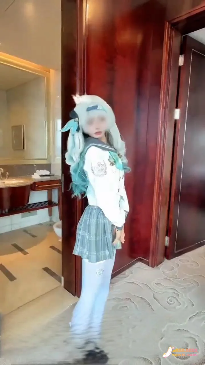 铃木奈雪流萤cos 和哥哥贴贴的居家Vlog