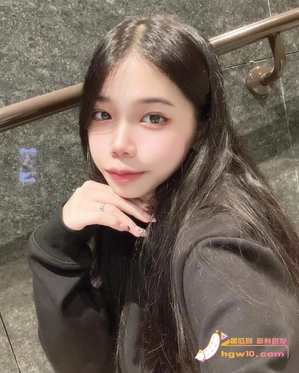 海南精神小妹徐念慈私密照曝光,网友热议其清纯与反差形象