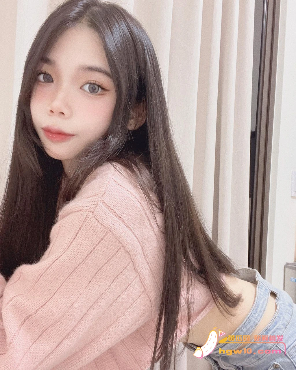 海南精神小妹徐念慈私密照曝光,网友热议其清纯与反差形象