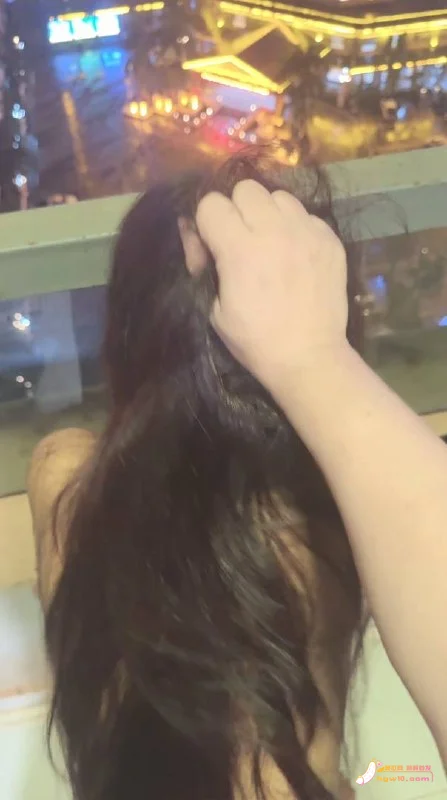 时隔两天再会青涩小妹,阳台背入的羞耻游戏