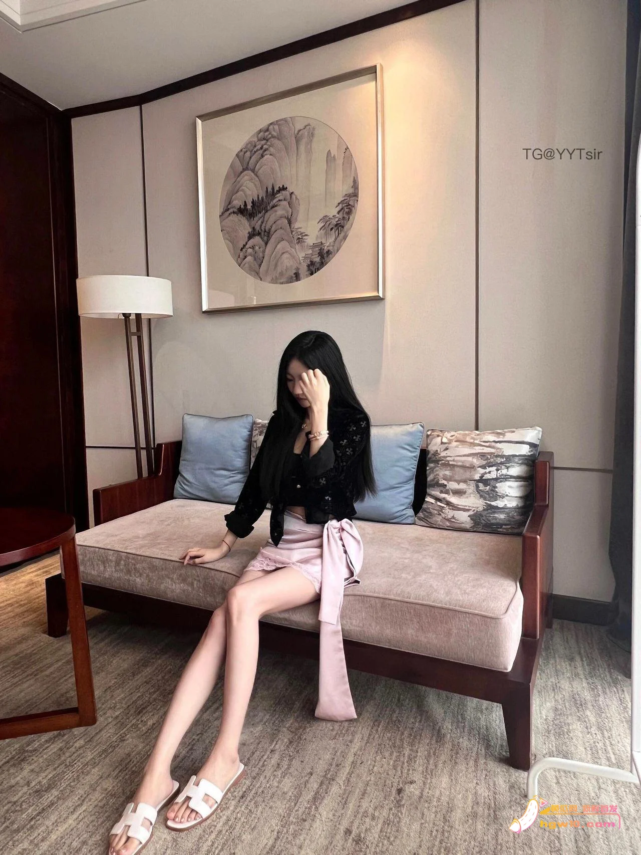 上海博主rran:高颜值与紧致身材的视觉魅力