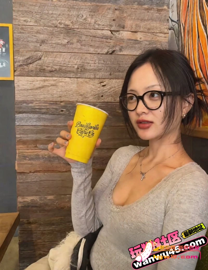 温哥华网红软软星因广告纠纷网暴商家,掉粉40万彻底塌房