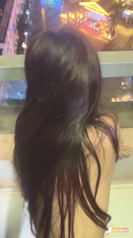时隔两天再会青涩小妹,阳台背入的羞耻游戏