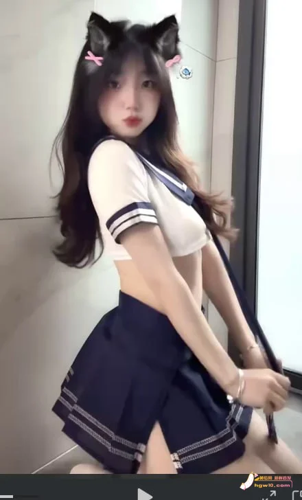 猫耳少女多套造型展示:清纯与性感风格切换