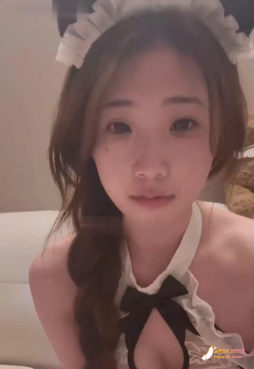 网红苳笗女仆装露脸定制私拍:甜美反差与指尖紫薇特写