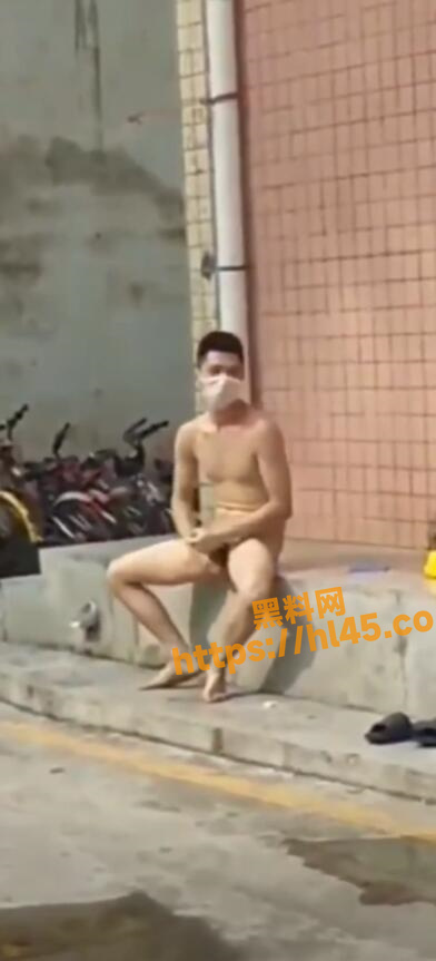 宿迁狠人 失恋男生精神崩溃 放飞自我在小区街头全裸 当众打飞机！