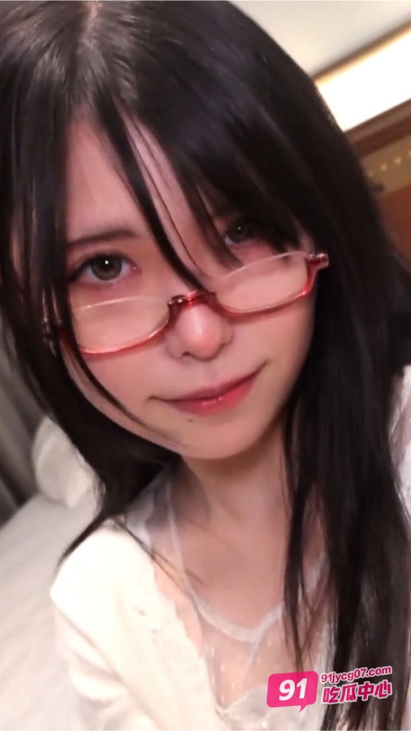 眼镜妹就是骚啊!清纯外表下一副淫荡的肉体 一碰就淫水四溢