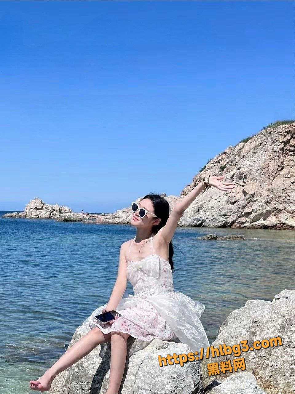 湖南株洲外表清纯腼腆女大 在床上骚得一批 喜欢轻度sm 喜欢吃主人的大鸡巴 主人用尿滋脸调教！