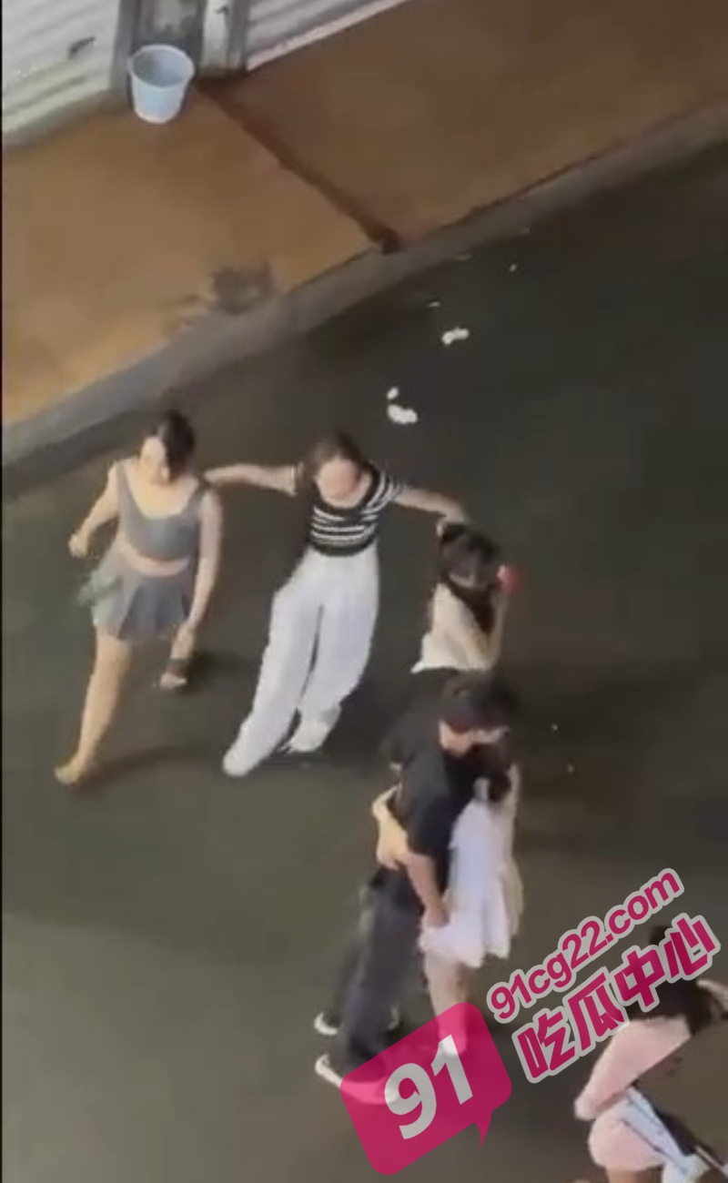 广州宵夜档醉酒口角 精神小妹被围殴 男友救场惨遭群殴 这个就是爱情 配图3