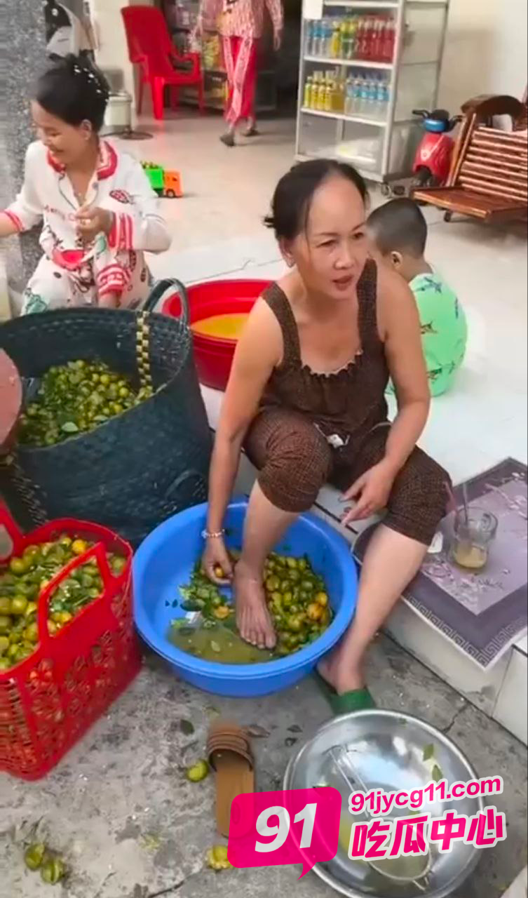 泰国街头特色美食榨金桔 阿姨你脚洗干净了吗？ 配图3