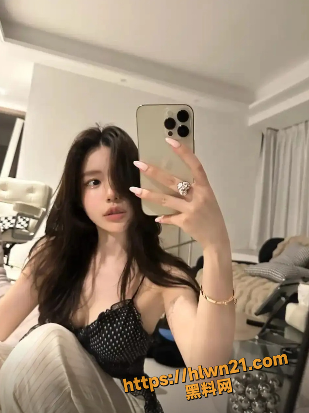 巨乳嫩妹白虎陪睡 抖音高颜值巨乳网红 诺崽超甜 和男友激情性爱引发广泛关注！