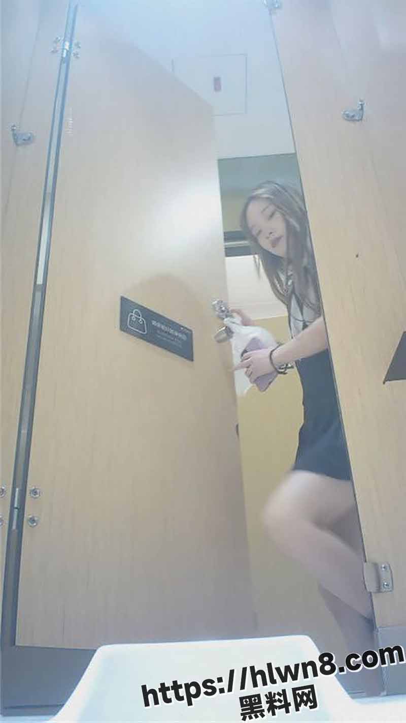 厕拍大神顶级作品 顶级颜值酒吧女厕各众多美女下蹲尿尿 脸穴同框春光乍泄！