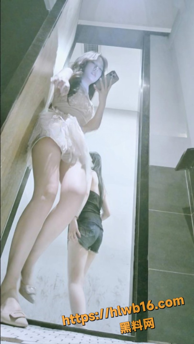 最新一期精选厕拍 各路颜值女神撅臀放尿 紧致私处粉嫩丝滑 禁忌刺激欲罢不能！