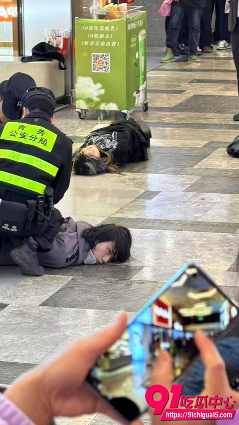 南宁航洋城男扮女装潜伏女厕狂捅无辜人 现场惨叫连连!