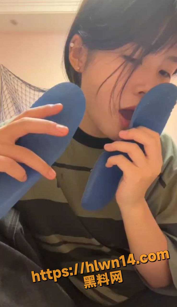 狼友求的玉足系列 你喜欢的女生舔吮着自己的嫩足 金主定制学生妹自慰玉足视频 嫩是真的嫩！