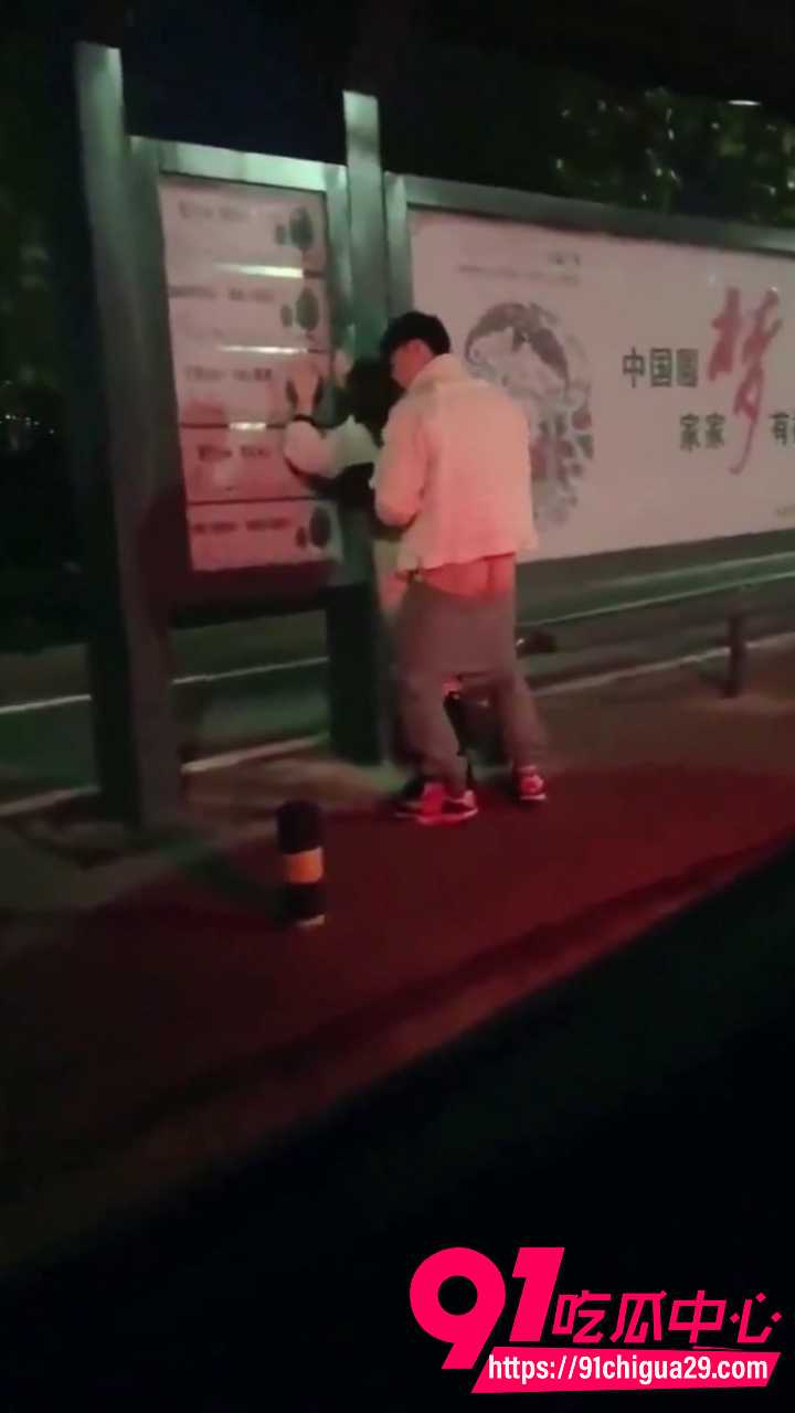 高颜值公交站女神公共场合被男人后入猛干2