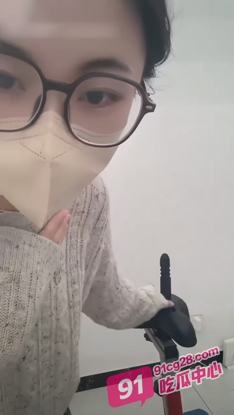不一样的动感单车 抖音骚鸡直播间大玩自慰单车 骑完白浆泛滥！ 配图2