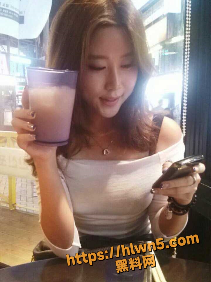 高颜值韩国妹子 自慰的手法老练的像守了十年寡 被操得嘴巴都合不拢了 只有淫叫能缓解骚逼传来的快感！