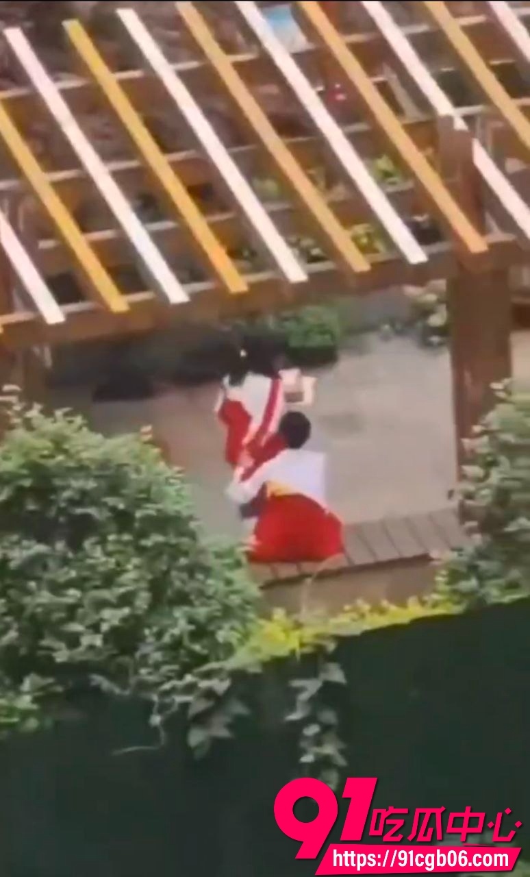 学生在学校偷吃禁果被偷拍 4