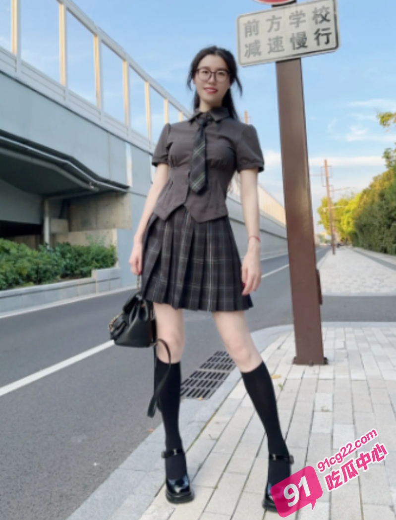 约会邻家清纯小妹 黑丝JK攻速装被爆操 这就是初恋的感觉！ 配图4