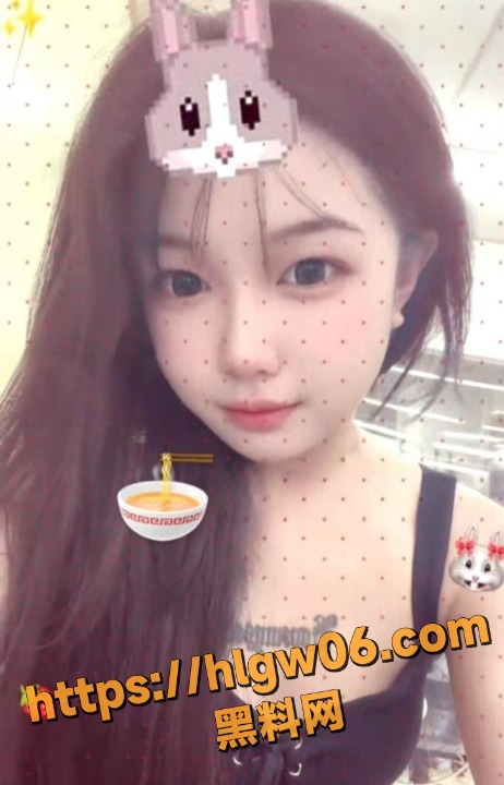 辽宁李阳一精神小妹吸毒后酒店3P视频流出，震惊网络。她胸口刺青贴纸揉捏自慰!