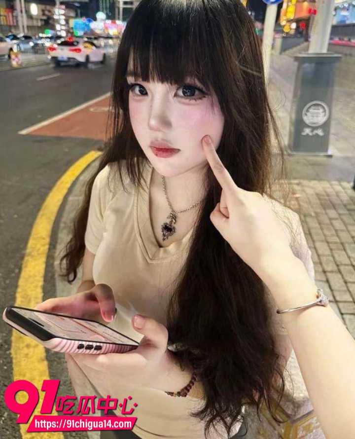 苏州高颜值女神王妍冰小嘴当逼操4