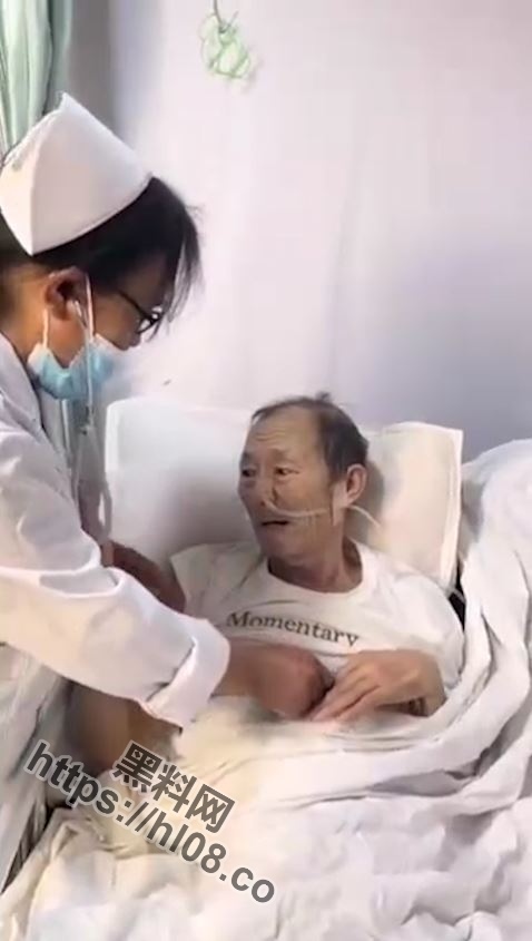 男人至死是少年！色老头看病袭胸护士，饥渴难耐猥琐乱摸