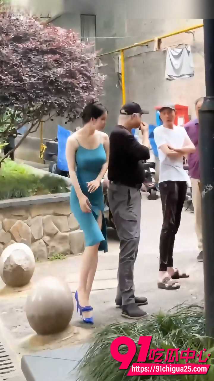 绿帽儿子爱看反差母狗妈妈巨乳翘臀被群男轮干1 绿帽儿子爱看反差母狗妈妈巨乳翘臀被群男轮干1