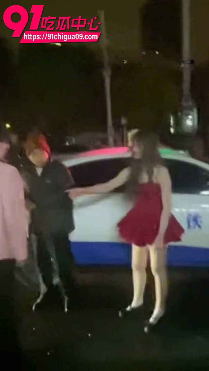 街头红裙辣妹当众揭穿男同男友7