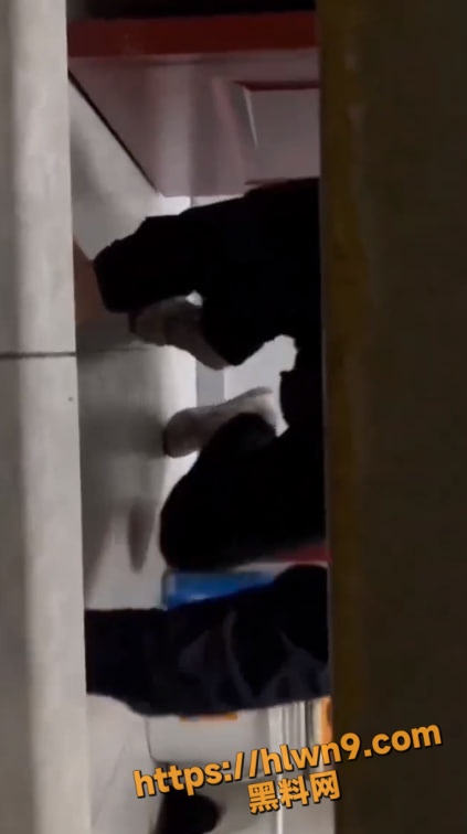 吉林长春 老人跟着女子进厕所偷窥被抓正着 狡辩称我是上错厕所了 真是老不正经！