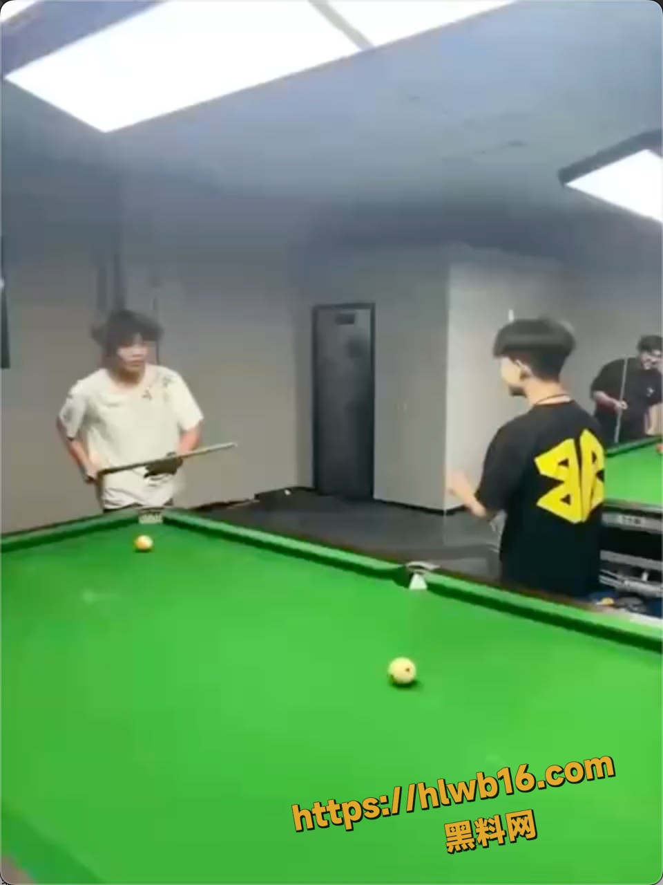 精神小伙被台球助教迷的性欲大发 跑厕所撸管 模糊玻璃门上演皮影戏笑喷全场！