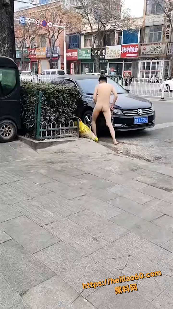 山东临沂费县第二中学附近惊现裸男街头发癫 表演万物皆可干 当众操汽车