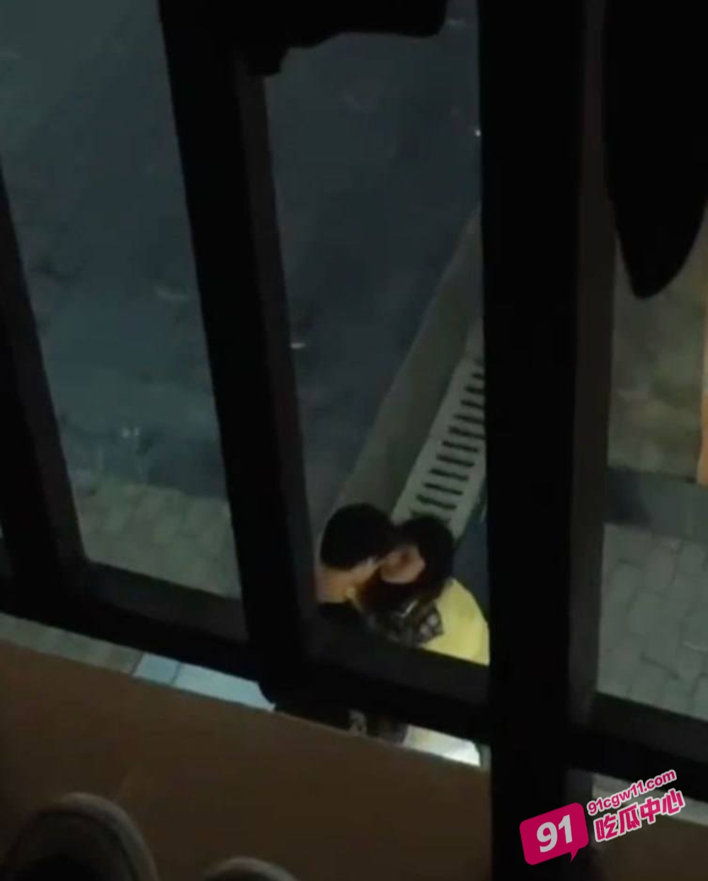 广西建设职业技术学院情侣校园野战被拍 小女友主动蹲地口交相当之饥渴！ 配图4