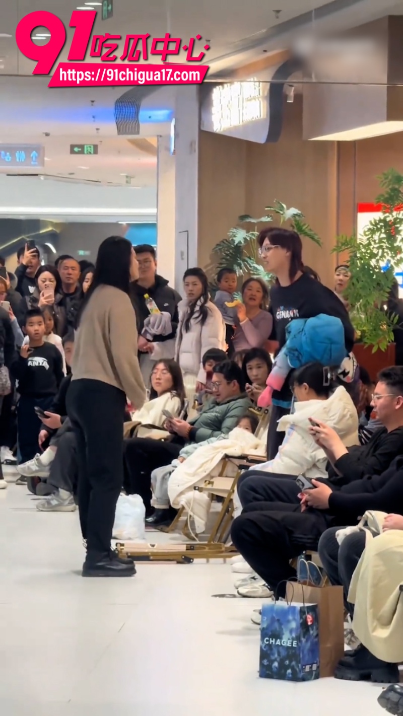 济南万达广场突发街头对骂宝妈PK年轻情侣7