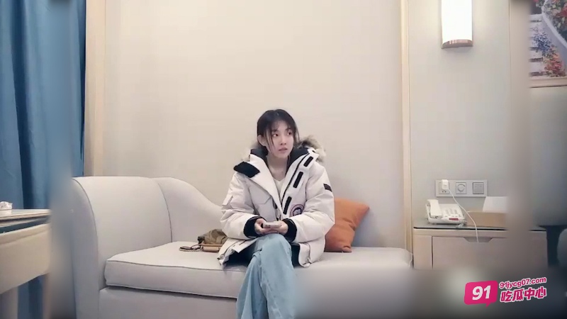 探花小伙一夜数炮 花臂纹身妹沙发激情调戏 一看需求就比较猛!