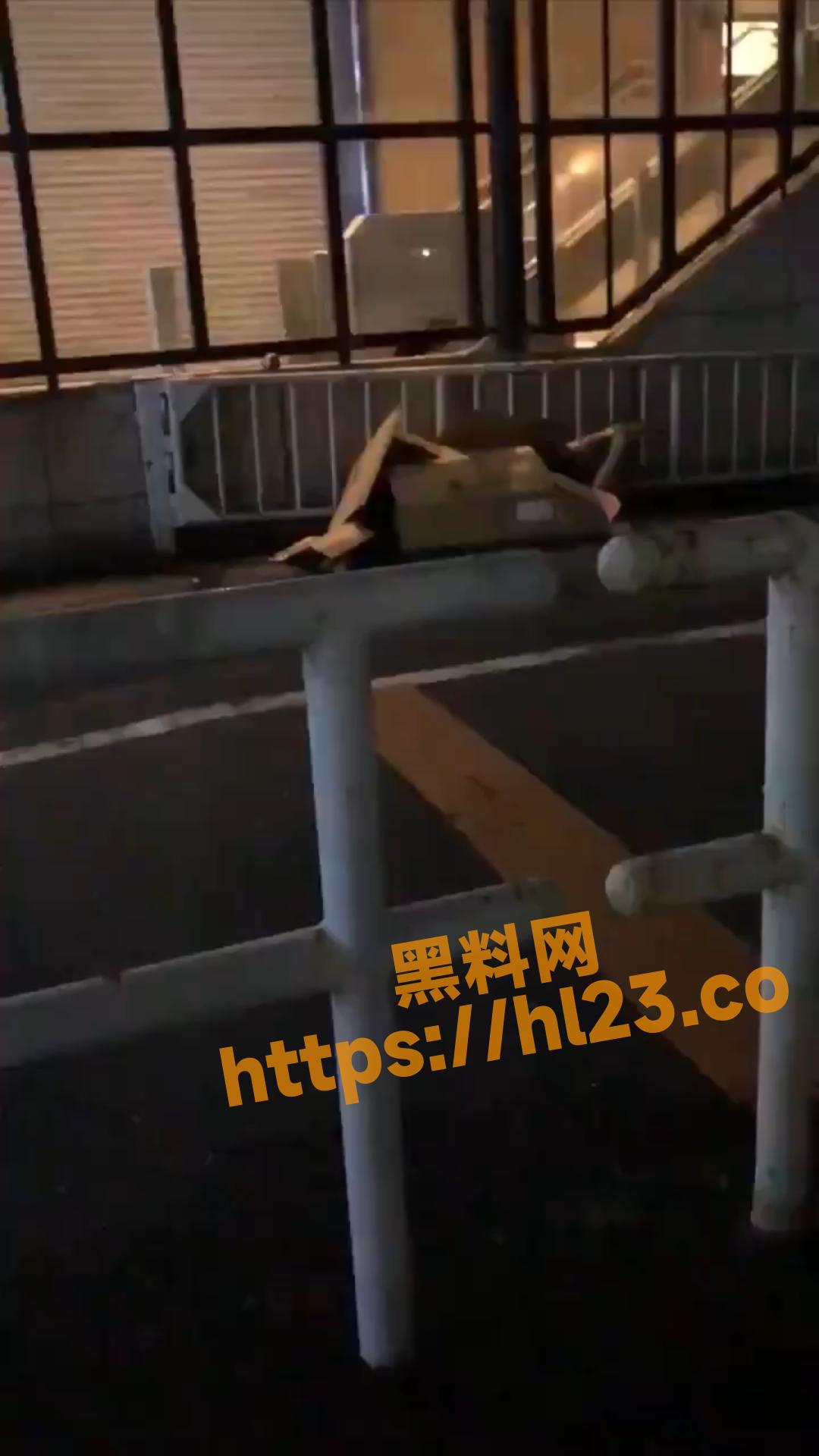 震惊！！杭州街头马路边上惊现男女双人运动现场！套个纸箱子就开始做爱了？