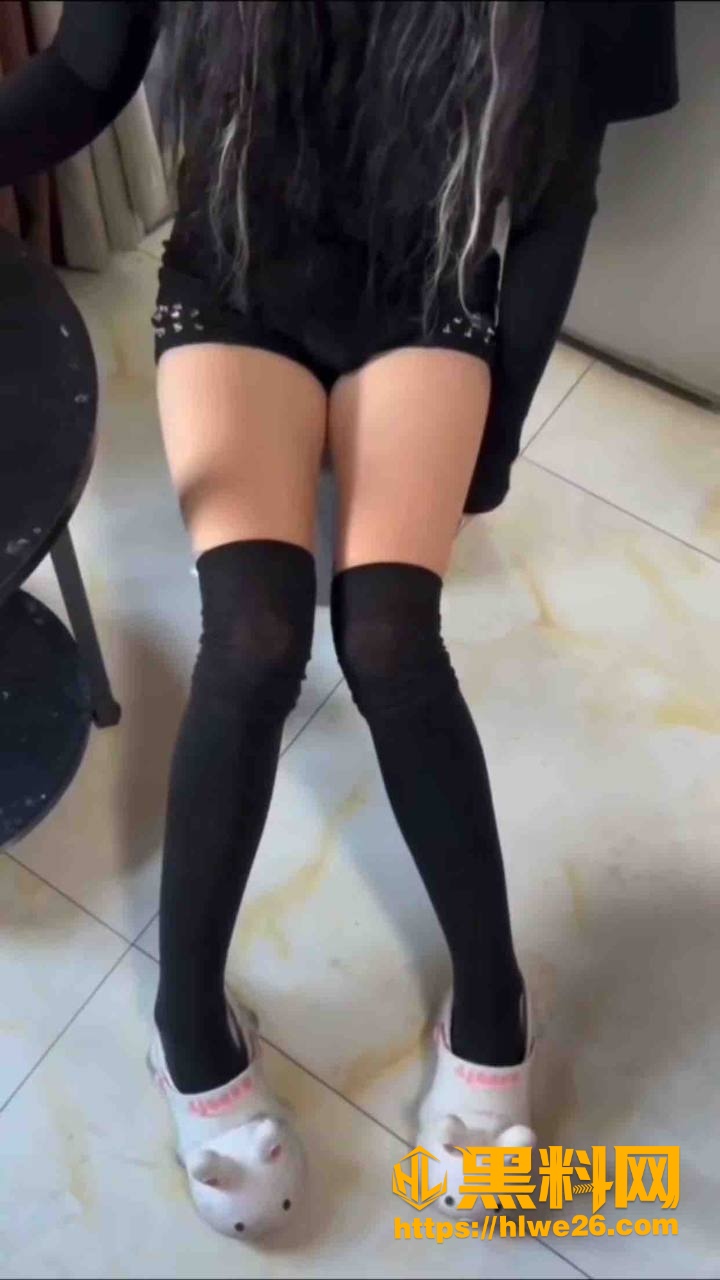 和妹妹同居的日子 原创 妹妹深夜来袭 正在空虚寂寞中的我 看到了胜利的光