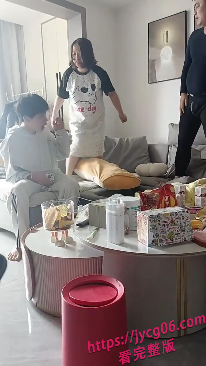 又是情绪失控式教育？重庆妈妈暴打儿子视频被邻居拍下疯传 配图5