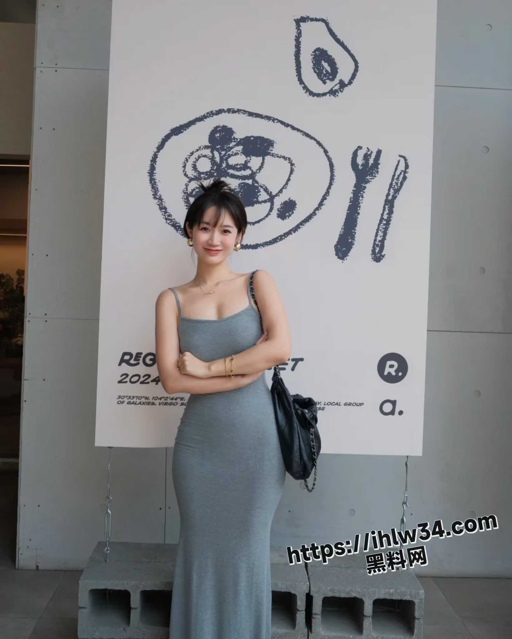 那一夜操了女友不穿内裤的淫妈妈 她用她的舌头疯狂舔我的龟头 实在是太爽了！ 网友自述 配图