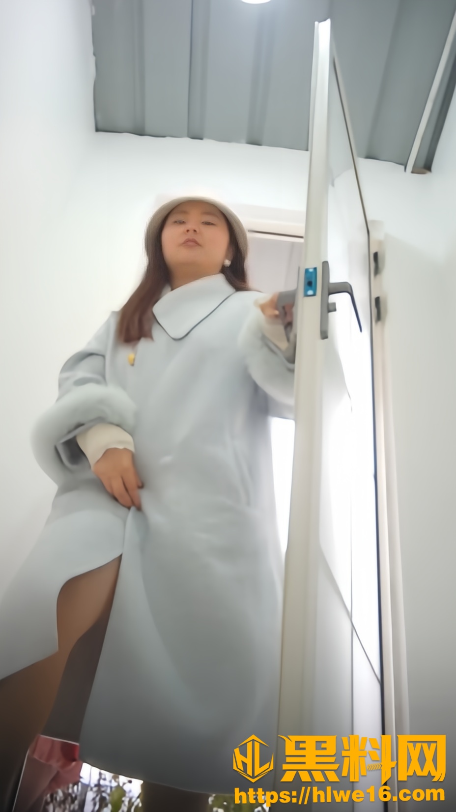 精品厕拍系列 街边女公厕 偷拍多位小姐姐 露脸入镜放尿瞬间 双洞特写一览无余