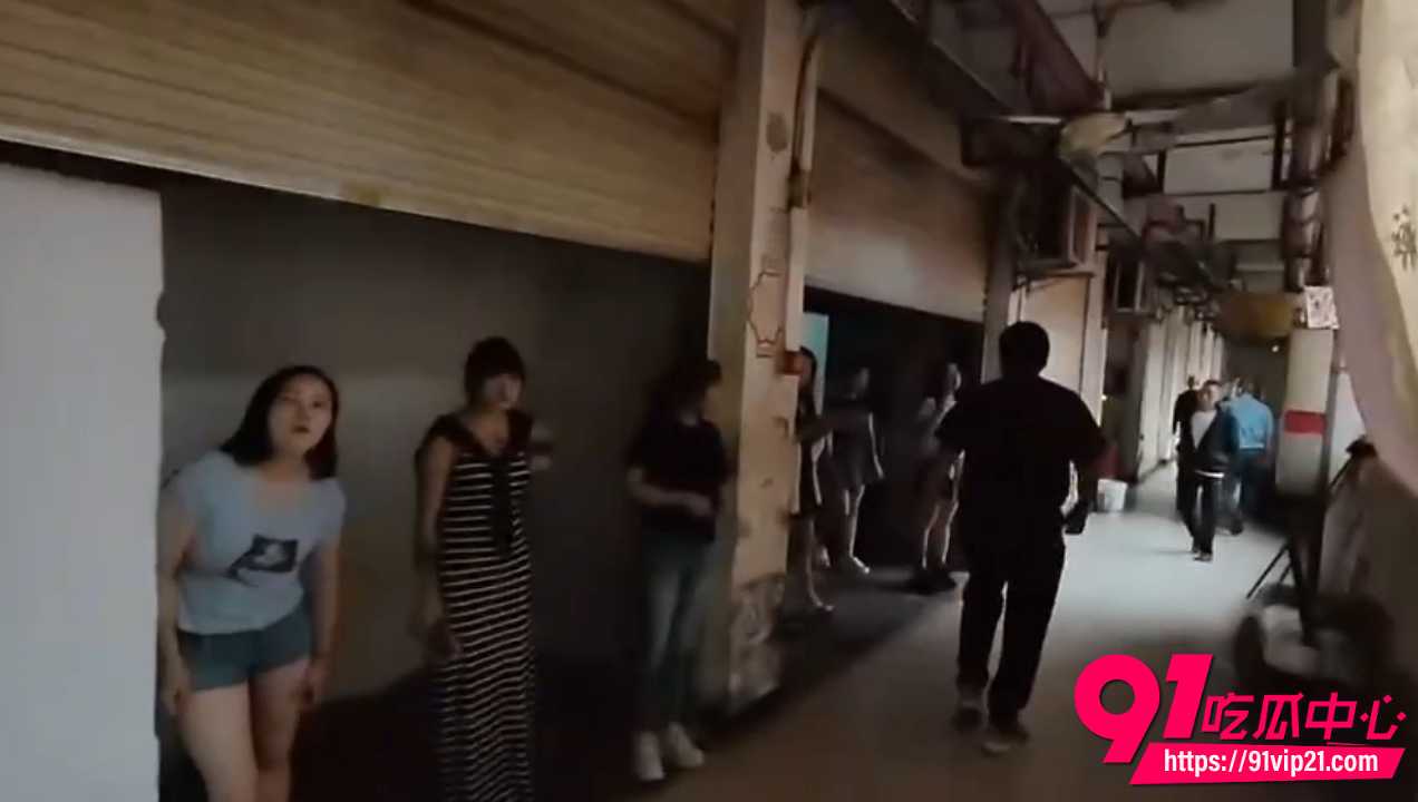 重庆站街女真实街拍流出2