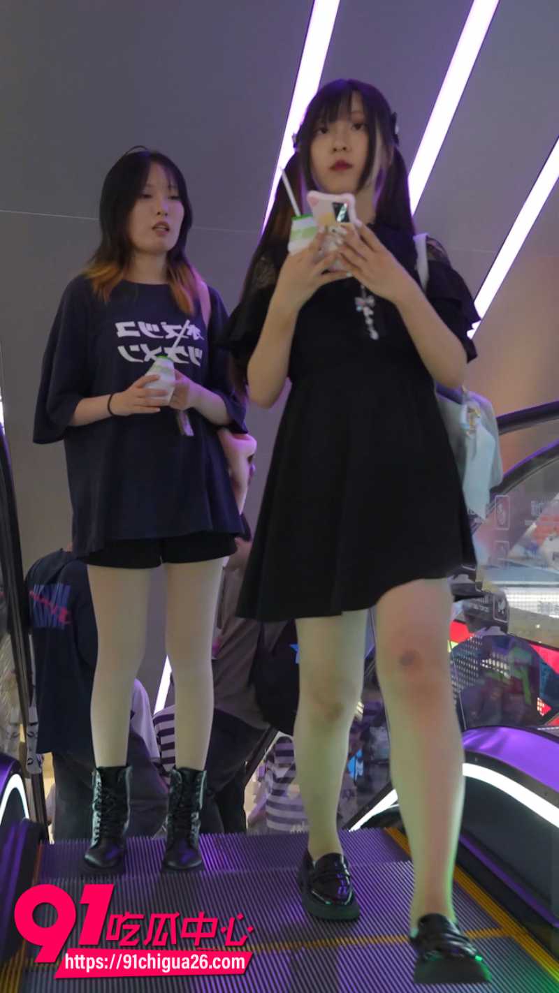 抄底大神尾随双马尾少女极限偷拍2 抄底大神尾随双马尾少女极限偷拍2
