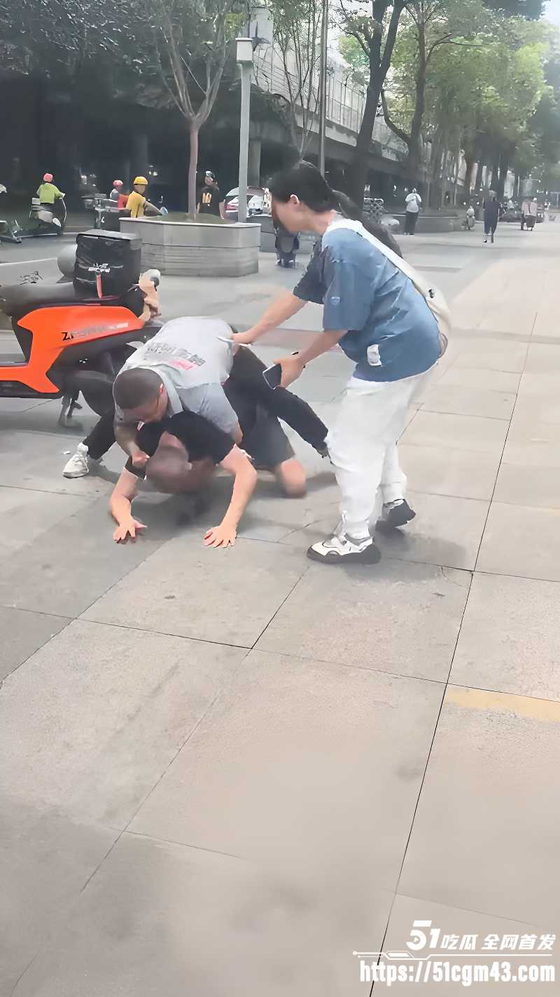 大爷街头怒怼顺丰小哥 遭其反杀锁喉 5