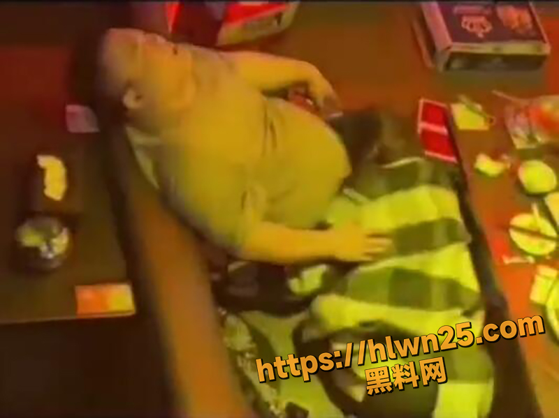 有钱就是为所欲为，大哥酒吧挥金如土，同行小妹热情口爆，舔得大哥仰头舒畅喷射！