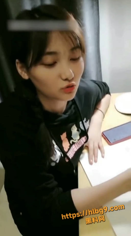 正在写作业的高三美女脱衣开操完整版 青春期真实生活 学习与情感交错的24小时！