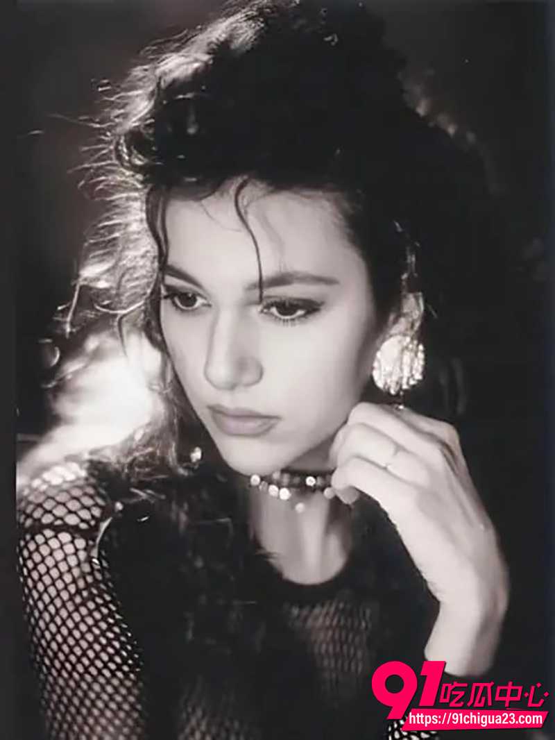 意大利硬核经典电影六角琴 女演员赛仑被典狱长胁迫大尺度画面 94年老片抖音重燃欲火!
