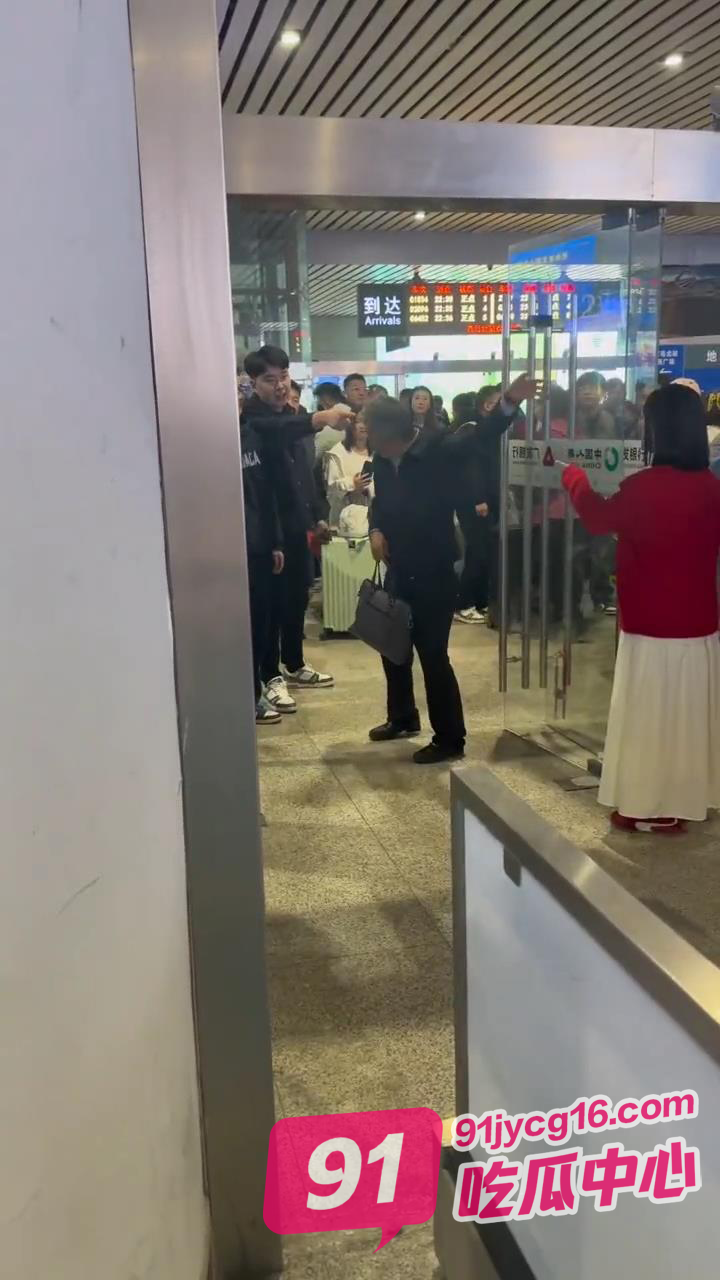 山东青岛猥琐老头胆大包天猥亵小姑娘!路人小伙仗义出手!