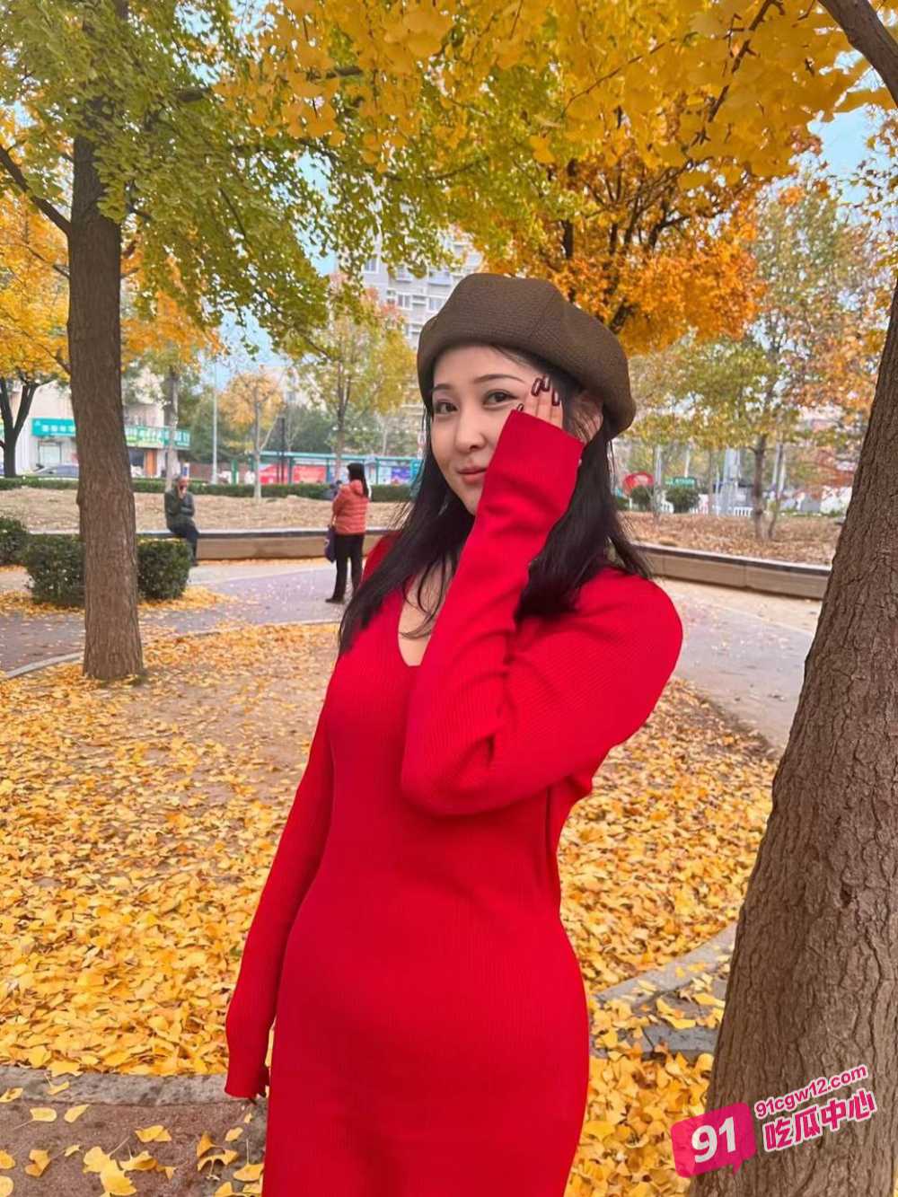 终于等到暗恋的妈妈闺蜜离婚 看着她深情口交吞精 真是离了大谱啊！ 配图2